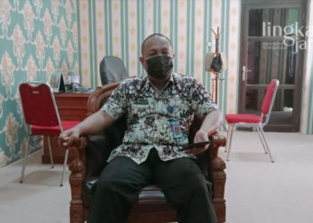 Kepala Dinas Perdagangan dan Perindustrian (Disdagperin) Kabupaten Pati, Hadi Santosa saat ditemui di ruang kerjanya, belum lama ini. (Arif Febriyanto/Lingkarjateng.id)