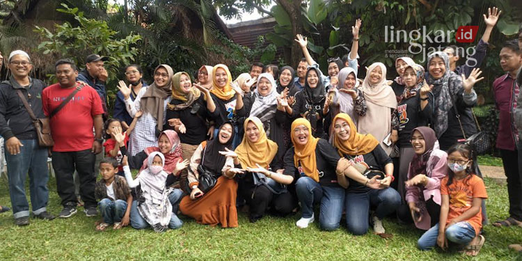 SUKACITA: Para alumni angkatan 2000 SMPN 1 Pecangaan, Kabupaten Jepara berfoto bersama dengan ceria di Bale Banyu Resto, Kecamatan Mayong, Kabupaten Jepara pada Minggu, 14 Agustus 2022. (Muslichul Basid/Lingkarjateng.id)