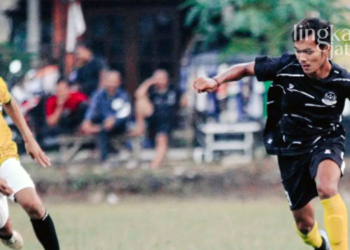BERTANDING: Pertandingan persahabatan Persipa Pati saat menghadapi PSTS Tlogorejo, di di lapangan Raden Tabrani Desa Tlogorejo, Kecamatan Tlogowungu, Kabupaten Pati pada Kamis, 18 Agustus 2022. (Arif Febriyanto/Lingkarjateng.id)