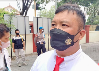 MENYAMPAIKAN: Kasat Reskrim Polres Grobogan AKP Afiditya Arif Wibowo saat menjelaskan kasus perselingkuhan Kepala Desa Pulutan di Mapolres Grobogan pada Kamis, 11 Agustus 2022. (Muhamad Ansori/Lingkarjateng.id)