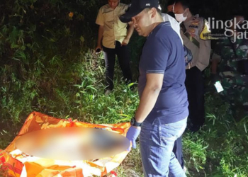 OLAH TKP: Petugas dari Polsek Boja saat mengecek temuan kerangka manusia di tepi Sungai Depok di Desa Pasigitan, Kecamatan Boja, Kabupaten Kendal pada Senin, 8 Agustus 2022. (Mualim/Lingkarjateng.id)