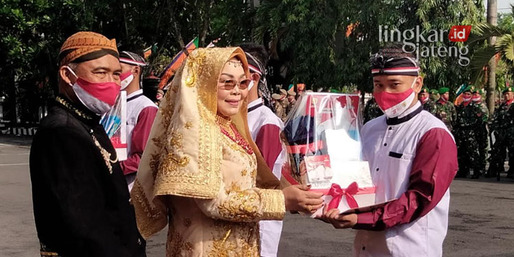 SIMBOLIS: Bupati Grobogan, Sri Sumarni saat menyerahkan remisi ke salah satu warga binaan Lapas Kelas II Purwodadi di Halaman Setda Grobogan pada Rabu, 17 Agustus 2022. (Muhamad Ansori/Lingkarjateng.id)