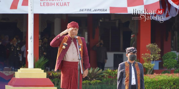 HUT ke-77 RI, Pj Bupati Jepara Ajak Warga Bangkit dari Pandemi 25 KHIDMAT: Pj Bupati Jepara, Edy Supriyanta sebagai inspektur upacara peringatan HUT ke-77 RI di halaman Kantor Setda Jepara pada Rabu, 17 Agustus 2022. (Muslichul Basid/Lingkarjateng.id)[