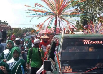 MACET: Warga Kecamatan Pegandon, Kabupaten Kendal memadati rute karnaval peringatan HUT ke-77 RI pada Rabu, 24 Agustus 2022. (Mualim/Lingkarjateng.id)