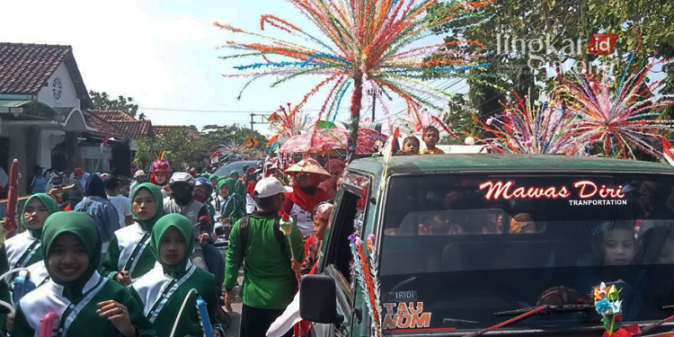 MACET: Warga Kecamatan Pegandon, Kabupaten Kendal memadati rute karnaval peringatan HUT ke-77 RI pada Rabu, 24 Agustus 2022. (Mualim/Lingkarjateng.id)