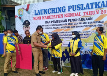 SIMBOLIS: Bupati Kabupaten Kendal, H. Dico M. Ganinduto menyerahkan secara simbolis penggunaan fasilitas sarpras untuk cabang olahraga saat launching Pemusatan Latihan Kabupaten (Puslatkab) 2022 di Stadion Utama Kendal pada Senin, 15 Agustus 2022. (Mualim/Lingkarjateng.id)