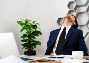 ILUSTRASI: Efek terlalu lama duduk. (Sumber Gambar: Freepik@cookie_studio/Lingkarjateng.id)