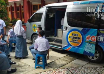 JEMPUT BOLA: Disdukcapil Pati jemput bola perekaman KTP-El di salah satu SMA di Pati, baru-baru ini. (Arief Febriyanto/Lingkarjateng.id)