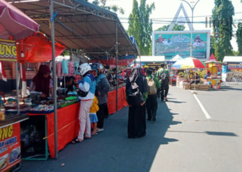 RAMAI: Pedagang dan peziarah memadati kompleks menuju makam Sunan Pojok Blora pada Rabu, 24 Agustus 2022. (Lilik Yuliantoro/Lingkarjateng.id)