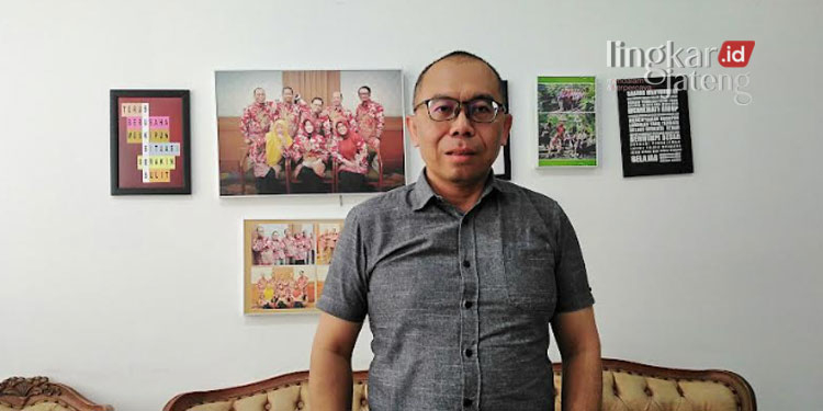 Paulus Widyantoro, Ketua KPU Jateng saat ditemui di ruangannya pada Rabu, 3 Agustus 2022. (Wahyu Indriyati/Koran Lingkar)
