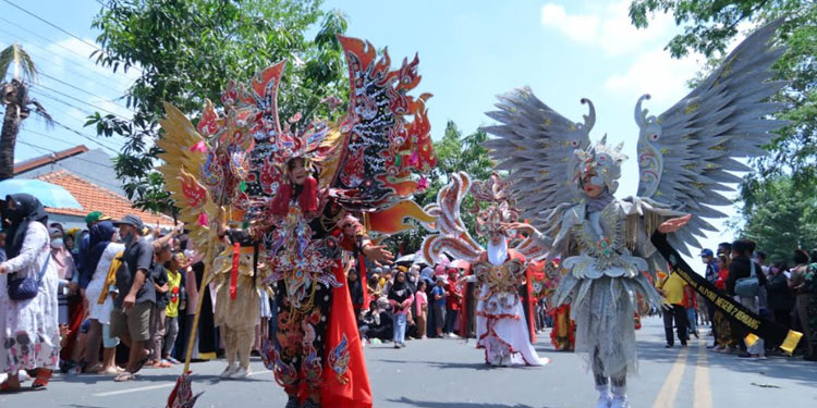 KARNAVAL: Kemeriahan karnaval budaya peringatan HUT ke-77 RI di sepanjang dr.Soetomo sampai jalan Rembang-Blora pada Minggu, 21 Agustus 2022. (R Teguh Wibowo/Lingkarjateng.id)