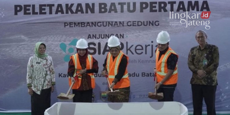Kawasan Industri Terpadu Batang akan Diproyeksikan Serap 280.000 Tenaga Kerja 25 SIMBOLIS: Menteri Ketenagakerjaan, Ida Fauziyah bersama Direktur Utama Kawasan Industri Terpadu (KIT) Batang, Galih Saksono dan Penjabat Bupati Batang, Lani Dwi Rejeki melakukan peletakan batu pertama pembangunan gedung anjungan SIAP kerja di Kawasan Industri Terpadu Batang. (Istimewa/Lingkarjateng.id)