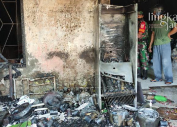 HANGUS: Petugas Babinsa saat meninjau rumah milik pasutri Dalimah dan Ahmadi di Desa Ngembalrejo, Kecamatan Bae, Kabupaten Kudus pada Rabu, 10 Agustus 2022. (Nisa Hafizhotus S/Lingkarjateng.id