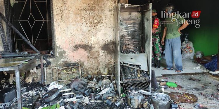 Kebakaran di Ngembalrejo Kudus, 1 Orang Tertimpa Runtuhan 25 HANGUS: Petugas Babinsa saat meninjau rumah milik pasutri Dalimah dan Ahmadi di Desa Ngembalrejo, Kecamatan Bae, Kabupaten Kudus pada Rabu, 10 Agustus 2022. (Nisa Hafizhotus S/Lingkarjateng.id