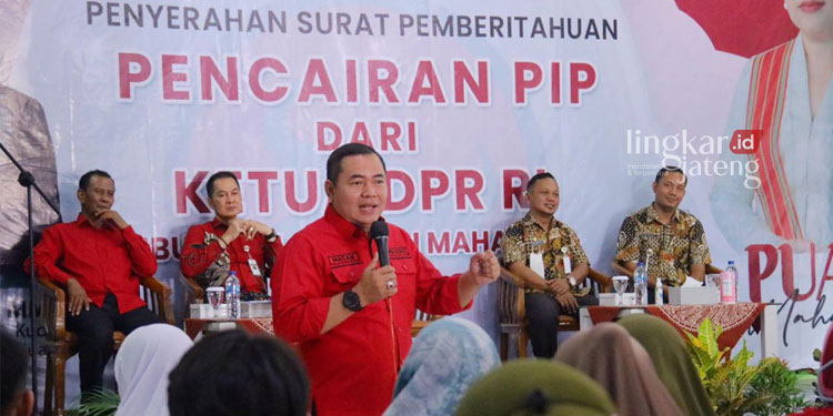 PEDULI: Ketua DPC PDI P Kudus sekaligus Ketua DPRD Kudus Masan saat menyerahkan bantuan PIP secara simbolis kepada siswa di Balai Desa Medini, Undaan, Rabu (31/8)