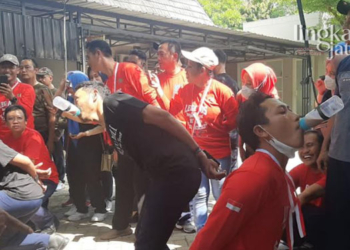 KOCAK: Peserta lomba “Ngedot Susu” berjuang menghabiskan susu dalam dot yang digantung menggunakan tali dalam rangka peringatan HUT ke-77 RI yang diselenggarakan oleh Perumda Banyumili, PDAM Rembang pada Rabu, 17 Agustus 2022. (R Teguh Wibowo/Lingkarjateng.id)