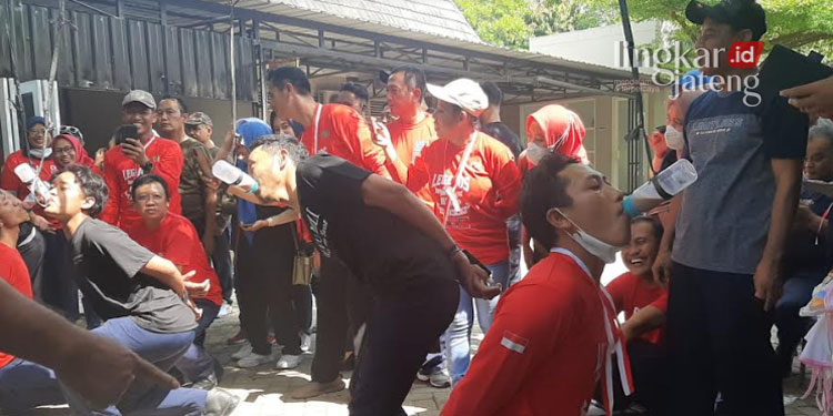 Kocak, Lomba Ngedot Susu Meriahkan HUT ke-77 RI di Rembang 25 KOCAK: Peserta lomba “Ngedot Susu” berjuang menghabiskan susu dalam dot yang digantung menggunakan tali dalam rangka peringatan HUT ke-77 RI yang diselenggarakan oleh Perumda Banyumili, PDAM Rembang pada Rabu, 17 Agustus 2022. (R Teguh Wibowo/Lingkarjateng.id)