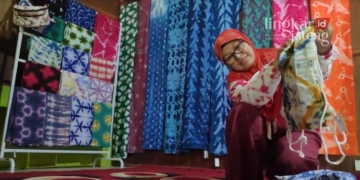 Kreatif, Warga Rembang Ini Padukan Kain Shibori dan Teknik Ringkel