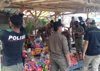 PENERTIBAN: Dagangan PKL di pinggiran jalan relokasi Pasar Johar Masjid Agung Jawa Tengah (MAJT) Semarang dibongkar petugas Satpol PP Semarang pada Kamis, 18 Agustus 2022. (Adimungkas/Lingkarjateng.id)