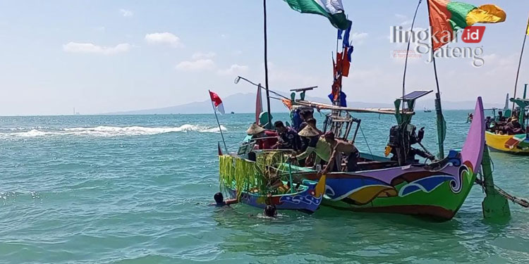 Larung Sesaji Sedekah Laut Desa Gegunung Wetan Rembang Diarak 100 Perahu