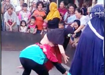 SERU: Keseruan lomba tangkap bebek oleh ibu-ibu warga RT 03 RW 01 Desa Payung, Kecamatan Weleri, Kabupaten Kendal pada Sabtu, 20 Agustus 2022. (Mualim/Lingkarjateng.id)