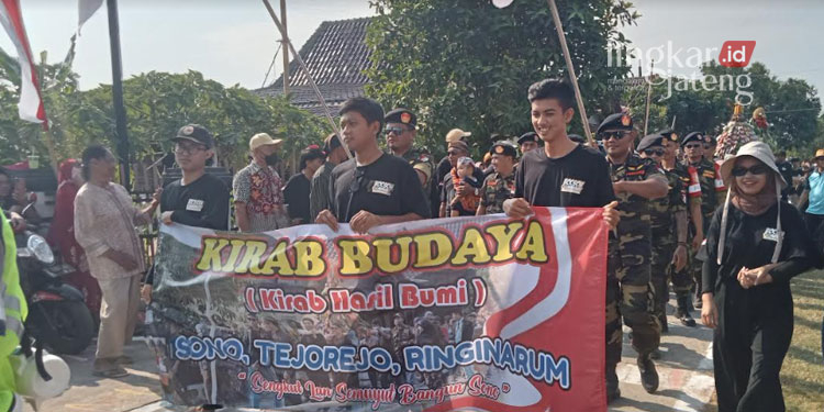 KIRAB BUDAYA: Arak-arakan kirab budaya warga Dusun Sono Desa Tejorejo, Kecamatan Ringinarum, Kabupaten Kendal pada Jumat, 12 Agustus 2022. (Mualim/Lingkarjateng.id)