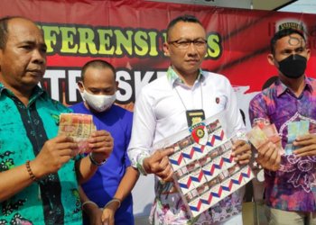 Pers Rilis : Polres Rembang menghadirkan pelaku pengedar uang palsu saat pers rilis di halaman Mapolres Rembang pada Selasa, 24 Agustus 2022. (R Teguh Wibowo/Lingkarjateng.id)
