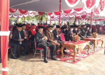 KHIDMAT: Ketua DPRD Demak, Sri Fahrudin Bisri Slamet saat mengikuti upacara HUT Kemerdekaan ke-77 RI di Lapangan Simpang 6 Kabupaten Demak pada Rabu, 17 Agustus 2022. (Tomi Budianto/Lingkarjateng.id)