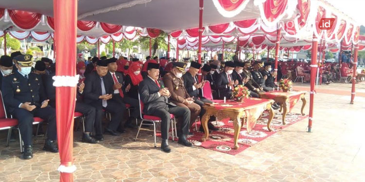 KHIDMAT: Ketua DPRD Demak, Sri Fahrudin Bisri Slamet saat mengikuti upacara HUT Kemerdekaan ke-77 RI di Lapangan Simpang 6 Kabupaten Demak pada Rabu, 17 Agustus 2022. (Tomi Budianto/Lingkarjateng.id)