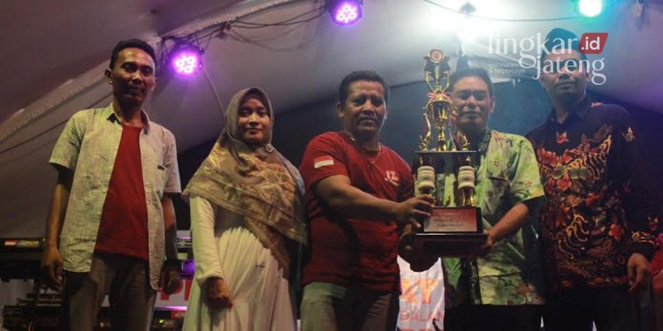 Orkes Dangdut Jadi Closing Plangitan Cup 2022 di Desa Plangitan Pati 25 SIMBOLIS: Kepala Desa Plangitan (kanan) bersama dengan Ketua Karang Taruna (kiri) foto bersama dengan pemenang peserta lomba Plangitan Cup 2022. (Arif Febriyanto/Lingkarjateng.id)