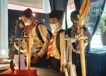 MENGAMATI: Sejumlah siswa sekolah mengunjungi pameran Tosan Aji di pendopo museum RA Kartini pada Jumat, 19 Agustus 2022. (R Teguh Wibowo/Lingkarjateng.id)