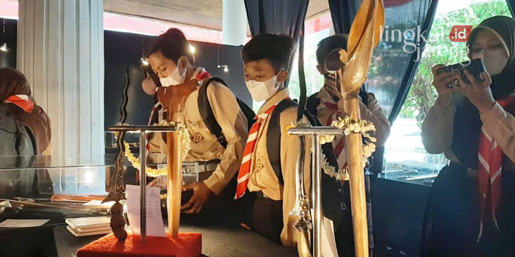 MENGAMATI: Sejumlah siswa sekolah mengunjungi pameran Tosan Aji di pendopo museum RA Kartini pada Jumat, 19 Agustus 2022. (R Teguh Wibowo/Lingkarjateng.id)
