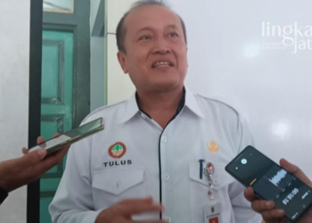 MENERANGKAN: Kepala Dinas Lingkungan Hidup (DLH) Kabupaten Pati, Tulus Budiharjo saat memberikan keterangan kepada awak media. (Arif Febriyanto/Lingkarjateng.id)