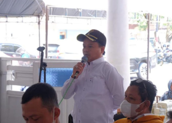 MENYAMPAIKAN: Kepala Desa (Kades) Tlogoayu, Kecamatan Gabus, Kabupaten Pati, Darsono saat menyampaikan aspirasi dalam konsultasi publik proyek pembangunan jalan tol Demak-Tuban beberapa waktu lalu. (Arif Febriyanto/Lingkarjateng.id)