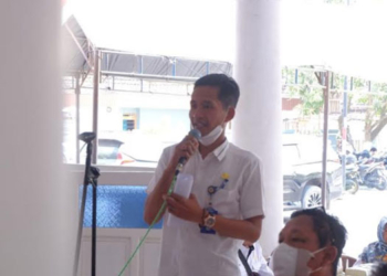 MENYAMPAIKAN: Kepala Desa Kebonturi, Kecamatan Jaken, Agus Junaedi saat menyampaikan pendapat terkait pembangunan Jalan Tol Demak-Tuban dalam konsultasi publik studi AMDAL, beberapa waktu lalu. (Arif Febriyanto/Lingkarjateng.id)