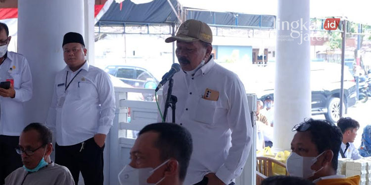 MENYAMPAIKAN: Kepala Desa Talun, Kecamatan Pati, Maksum menyampaikan pendapat terkait dampak pembangunan Jalan Tol Demak-Tuban saat konsultasi publik AMDAL. (Arif Febriyanto/Lingkarjateng.id)