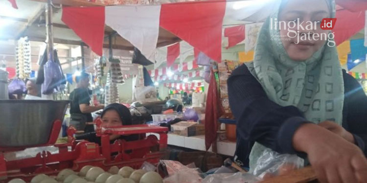 ILUSTRASI: Seorang pedagang telur di Pasar Batang mengeluhkan kenaikan harga telur hingga menyebabkan omzet turun. (Istimewa/Lingkarjateng.id)