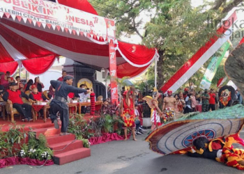 ATRAKSI: Peserta karnaval budaya melakukan atraksi saat tiba di panggung penghormatan di depan Pendopo Kabupaten Grobogan pada Senin, 22 Agustus 2022. (Muhamad Ansori/Lingkarjateng.id)