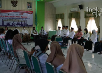KHIDMAT: Suasana kegiatan doa bersama lintas agama di Aula Kantor Kementerian Agama (Kemenag) Kabupaten Pati dalam rangka memperingati HUT ke-77 RI pada Selasa, 16 Agustus 2022 sore. (Arif Febriyanto/Lingkarjateng.id)