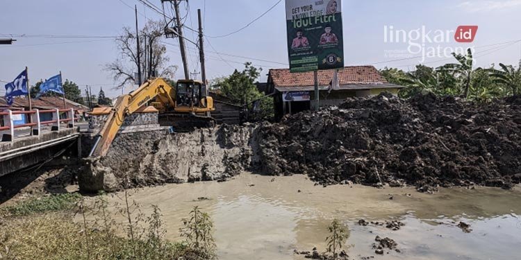 Perlancar Aliran Air, Pemkab Demak Keruk Sedimen Saluran Irigasi Klambu Kiri