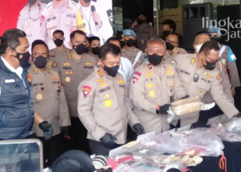 KONFERENSI PERS: Kapolda Jateng Irjen Pol Ahmad Luthfi bersama jajaran Polda Jateng saat konferensi pers kasus perjudian di Mapolda Jateng pada Senin, 22 Agustus 2022. (Adimungkas/Lingkarjateng.id)