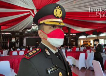 MENJAWAB: Kapolres Kudus, AKBP Wiraga Dimas Tama saat menjawab pertanyaan dari awak media terkait kasus pengeroyokan suporter Persijap di Kudus. (Nisa Hafizhotus S/Lingkarjateng.id)