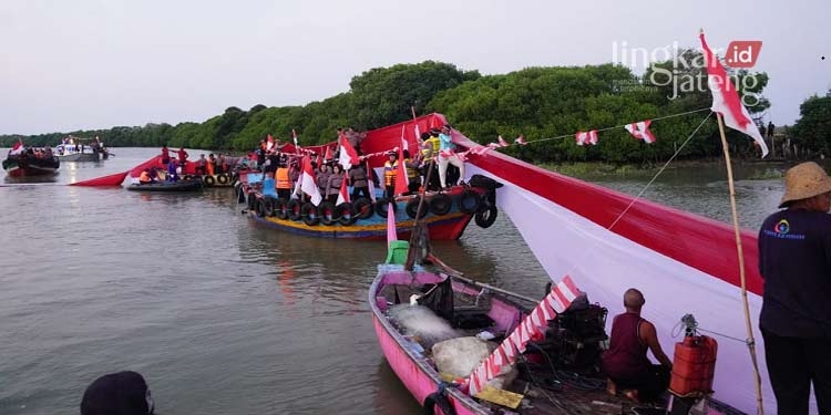 Polres Pati Kibarkan Bendera Merah Putih Sepanjang 1.770 Meter di Laut