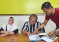 MENANDATANGANI: Lurah Purwodadi, Hendro Sutopo saat menandatangani surat pernyataan di Polsek Purwodadi pada Minggu, 7 Agustus 2022. (Muhamad Ansori/Lingkarjateng.id)