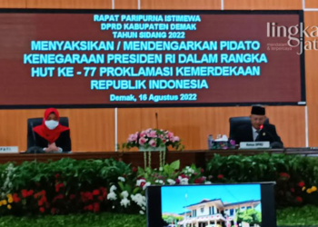 RAPAT PARIPURNA: Ketua DPRD Kabupaten Demak, Fahrudin Bisri Slamet (kanan) memimpin Rapat Paripurna Istimewa di Ruang Rapat Paripurna DPRD Demak pada Selasa, 16 Agustus 2022. (Tomi Budianto/Lingkarjateng.id)