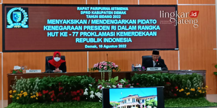 Rapat Paripurna, Ketua DPRD Demak Sampaikan 3 Usulan 25 RAPAT PARIPURNA: Ketua DPRD Kabupaten Demak, Fahrudin Bisri Slamet (kanan) memimpin Rapat Paripurna Istimewa di Ruang Rapat Paripurna DPRD Demak pada Selasa, 16 Agustus 2022. (Tomi Budianto/Lingkarjateng.id)