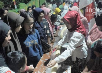 MERIAH: Warga Desa Denasri Wetan, Kecamatan Batang, Kabupaten Batang mengangkat makanan tradisional getuk lindri dengan panjang 350 meter sebagai event puncak HUT ke-77 RI. (Dok. Pemkab Batang/Lingkarjateng.id)