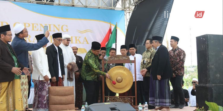GRAND OPENING: Bupati Blora, Arief Rohman memukul gong sebagai tanda mulai beroperasinya RSIA NU Cakra Media, Kecamatan Cepu, Blora. (Istimewa/Lingkarjateng.id)