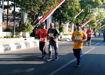 ANTUSIAS: Para peserta mengikuti Sport Tourism Pati Run 2022 yang melintas di Jalan Dr. Wahidin (Fajar Mu’ti A/Lingkar TV)