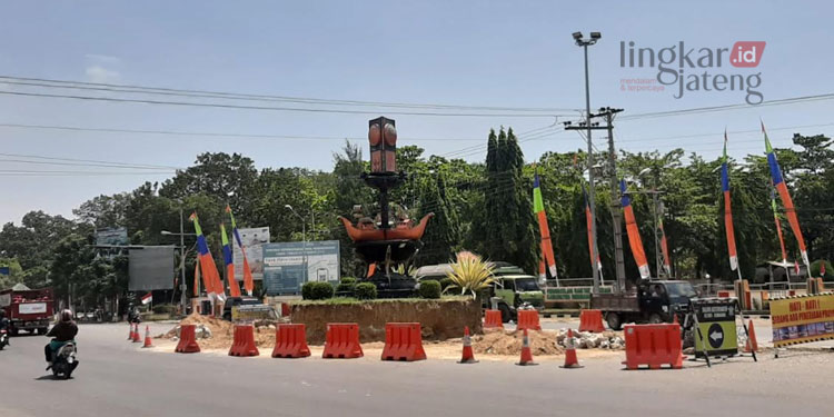 Rp 430 Juta Digelontorkan untuk Percantik Tugu Adipura Rembang 25 LANDMARK: Tugu Adipura Rembang sedang direnovasi. (R Teguh Wibowo/Lingkarjateng.id)